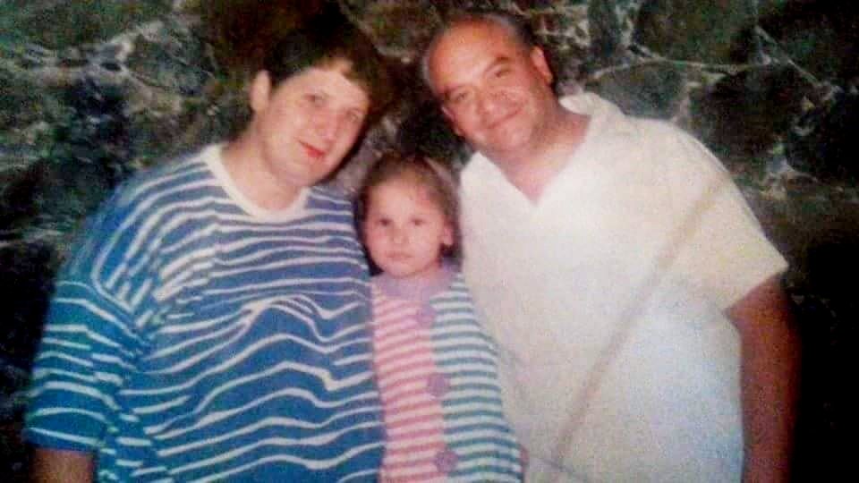pattygmiranda's tweet image. Como cada inicio de año, vengo a ver a mis padres a recordarles que JAMÁS me daré por vencida, ahhhh (y  que ya tienen a una hija Doctora), gracias al esfuerzo que pusieron ambos en mi. Siempre en mi ❤️ y mi 🧠. 2️⃣0️⃣2️⃣5️⃣ #LosAmo