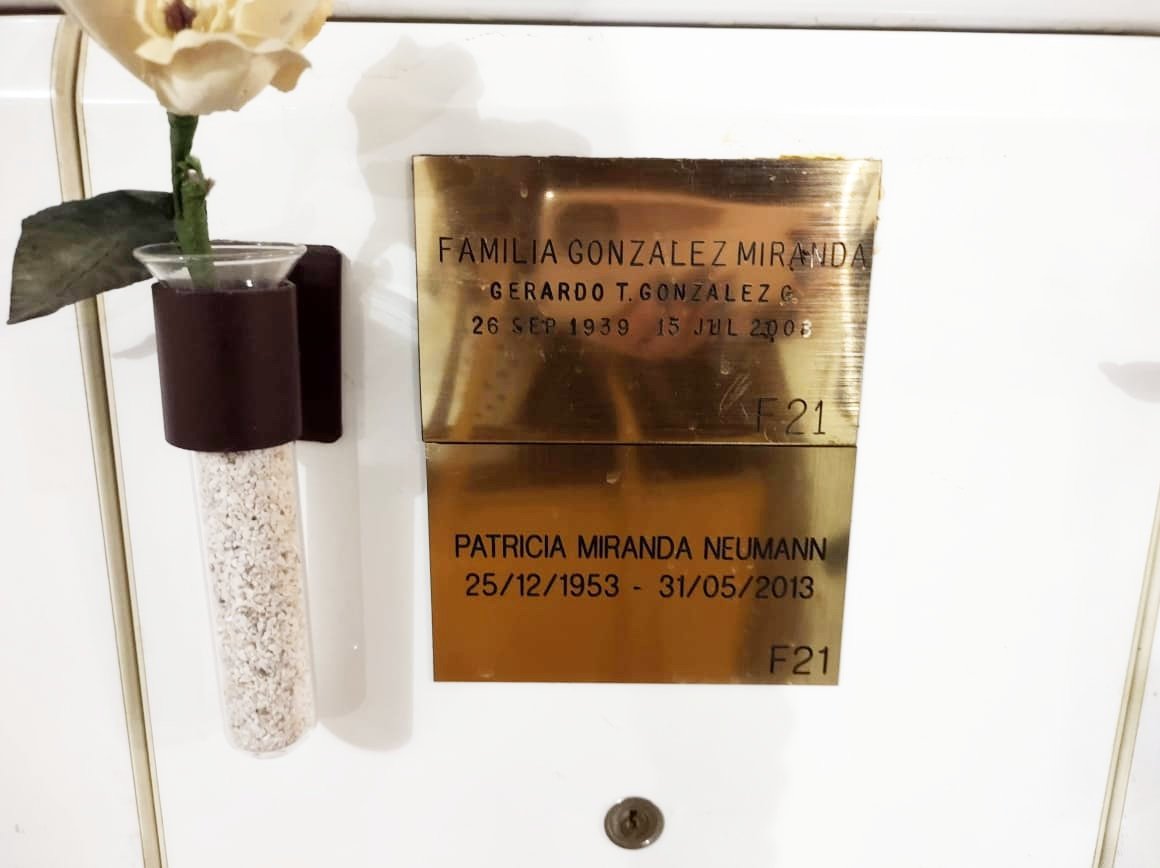 pattygmiranda's tweet image. Como cada inicio de año, vengo a ver a mis padres a recordarles que JAMÁS me daré por vencida, ahhhh (y  que ya tienen a una hija Doctora), gracias al esfuerzo que pusieron ambos en mi. Siempre en mi ❤️ y mi 🧠. 2️⃣0️⃣2️⃣5️⃣ #LosAmo