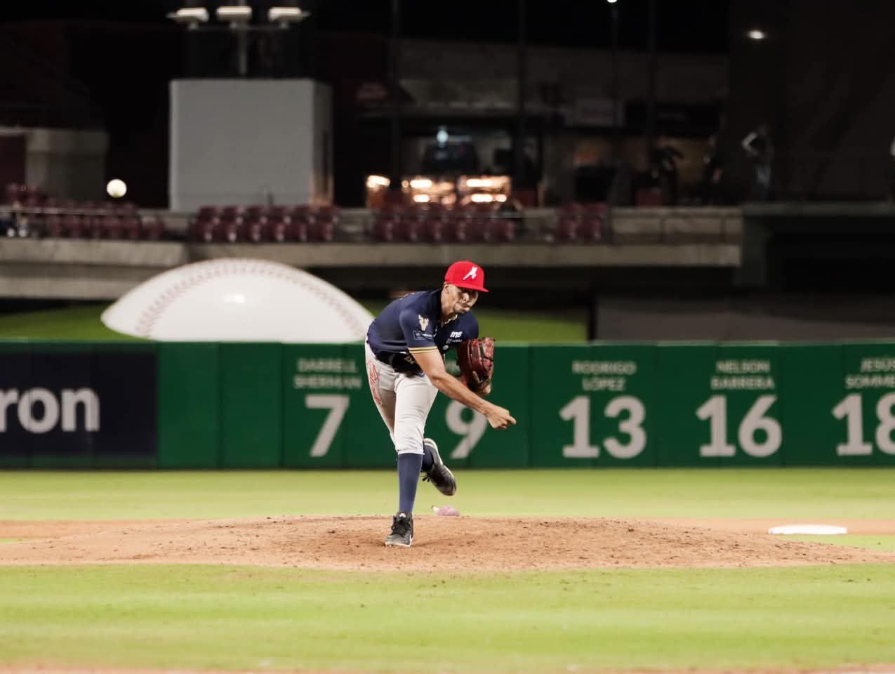 Leones del Caracas firma a Sammy Tavarez y DJ Johnson para la LVBP 2025