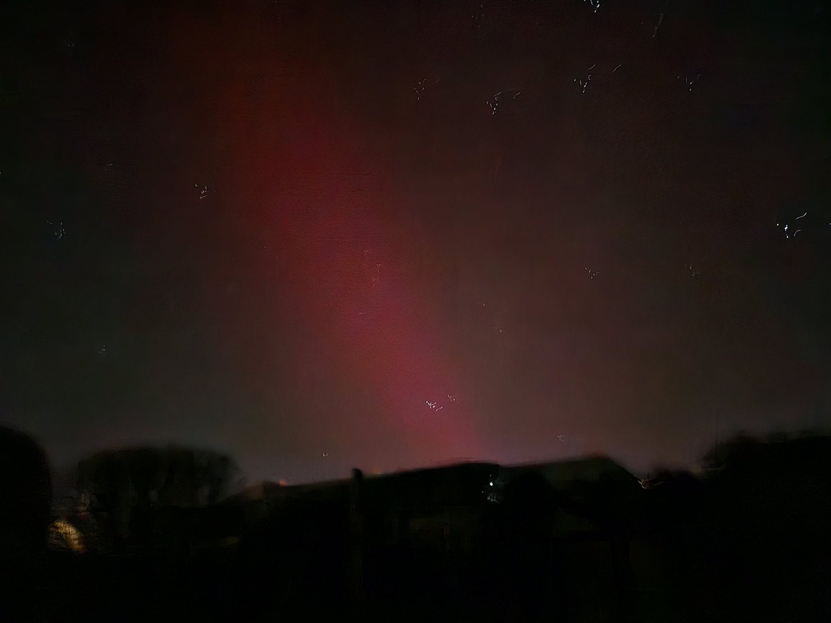 moc_red's tweet photo. Northern Lights, just now Tramore, Co. Waterford. Thanks to @CarlowWeather for the heads-up! WOW! https://t.co/TmPbKkFqRF