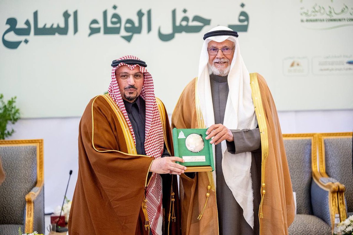 EmarahAlQassim's tweet photo. قال سموه : أن أبناء وبنات البكيرية لهم جهود مباركة وخدموا الوطن في العديد من المجالات ..

سمو #أمير_منطقة_القصيم : ما نراه اليوم من تكريم لأبناء الوطن المتميزين هو صورة مشرّفة تعكس تقدير مجتمعنا للعطاء والبذل، وهذا ليس بغريب على أهالي محافظة البكيرية في تكريم أبناء وبنات المحافظة المخلصين.