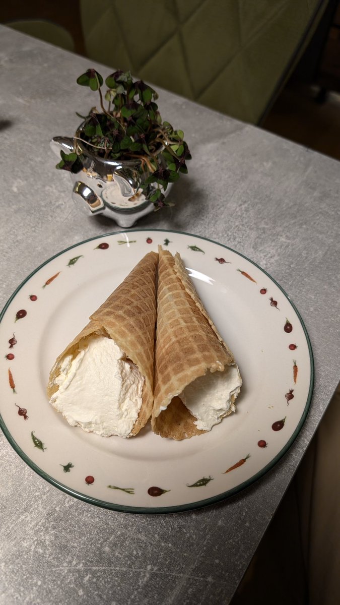 Reizklima's tweet image. Eiserhörnchen, selbst gemacht, wie früher in der Kindheit 😋😊
#Neujahr