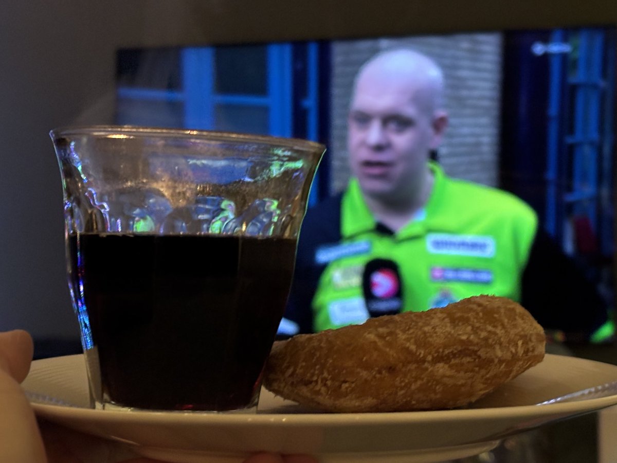 Happy New Year! 2️⃣0️⃣2️⃣5️⃣ is begonnen en nu er geen schansspringen is op de <a href="/NOSsport/">NOS Sport</a> dan maar lekker Darts kijken <a href="/ViaplayDarts/">ViaplayDarts</a>. Goed begin zeker met winst van Michael van Gerwen