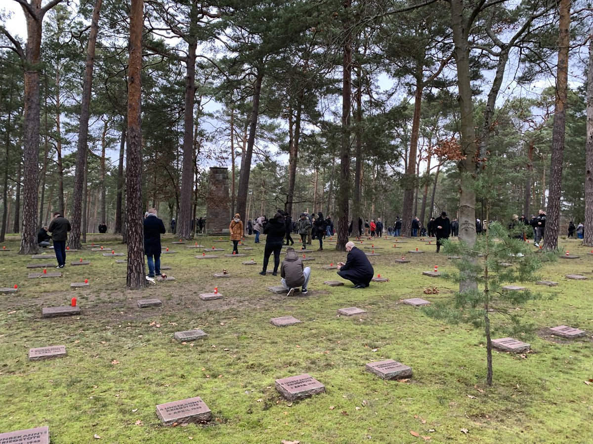 DerRechteAnwalt's tweet image. Ehrendes Gedenken auf dem #WaldfriedhofHalbe

Um die einhundert Brandenburger folgten heute nachmittag den im Netz kursierenden Aufrufen, als Reaktion auf die #Friedhofschändung durch die #PolizeiBrandenburg die Gefallenen der #Kesselschlacht von #Halbe erneut durch die