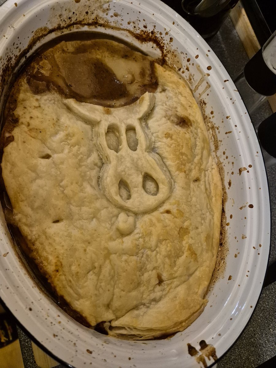 johnstone_calum's tweet photo. When yer kids are 21 and 18 and yi still put a coo oan the steak pie cos there still your bairns🤣👍 https://t.co/nvuUGQnx2d