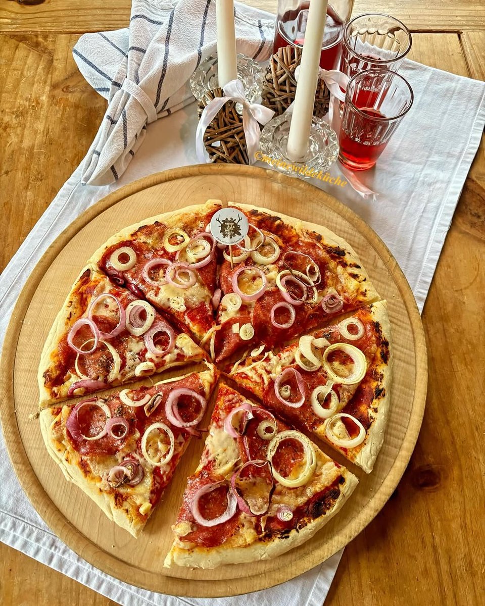 Pizzateig selber machen ist ja echt kein Hexenwerk. Ordentlich Tomatenmark drauf, viel Käse, etwas Salami und ein paar Zwiebel. Gut, dass waren vielleicht ein paar mehr als geplant, aber was soll’s 😊
#food #pizzadelivery #FoodfromItaly #Philadelphia #Wednesday #WednesdayMotivat