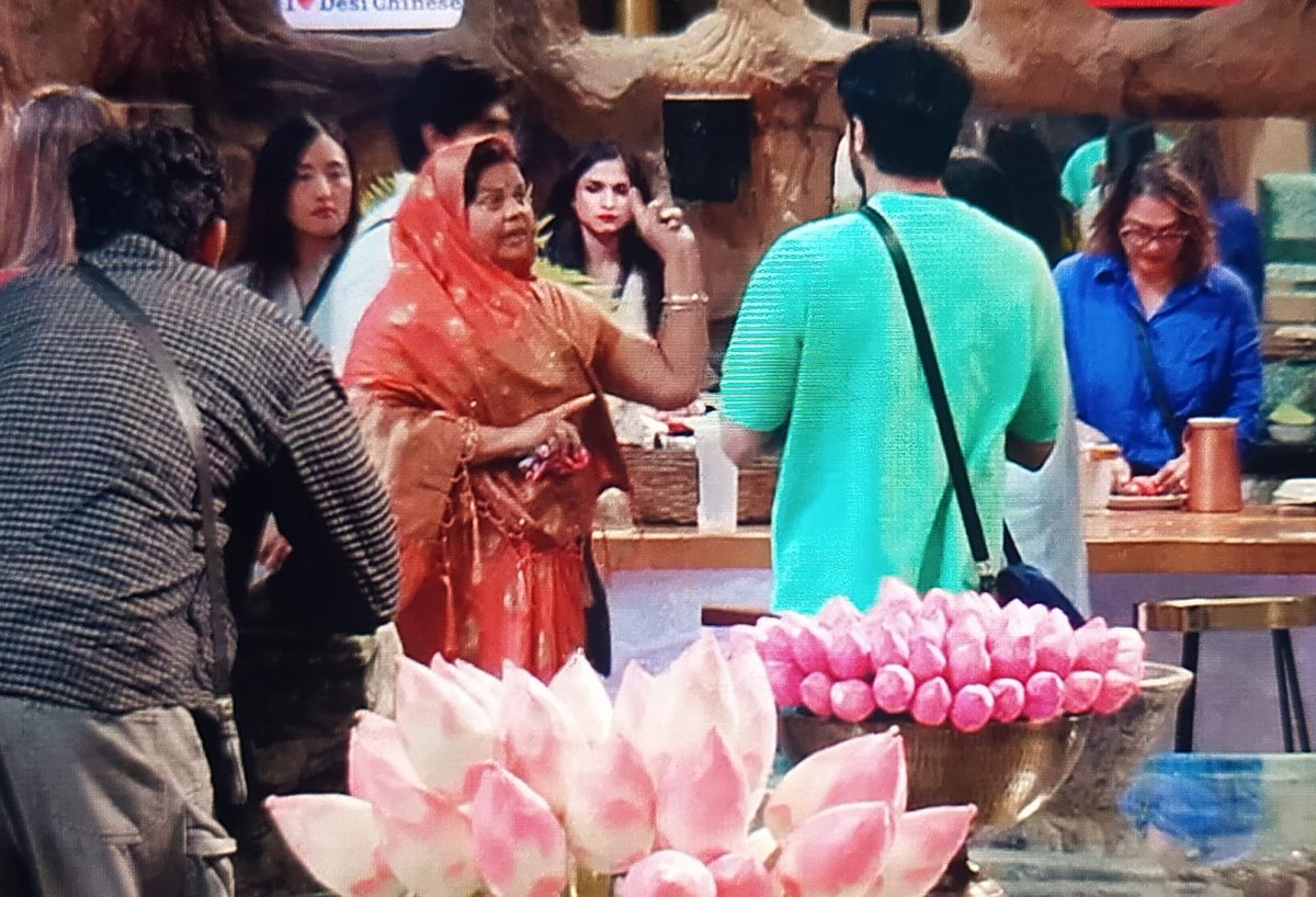 ferozmahmudzaki's tweet photo. Those #ChahatPandey fans who are asking why #KaranveerMehra told Chahat's mother to not speak over
He knows Aunty is speaking true, but he also knows makers won't like it and Chahat will face repercussions in WKV
Salman & makers are meharbaan on Avinash 😐
#BiggBoss18 #BB18 https://t.co/IKaixYu13K