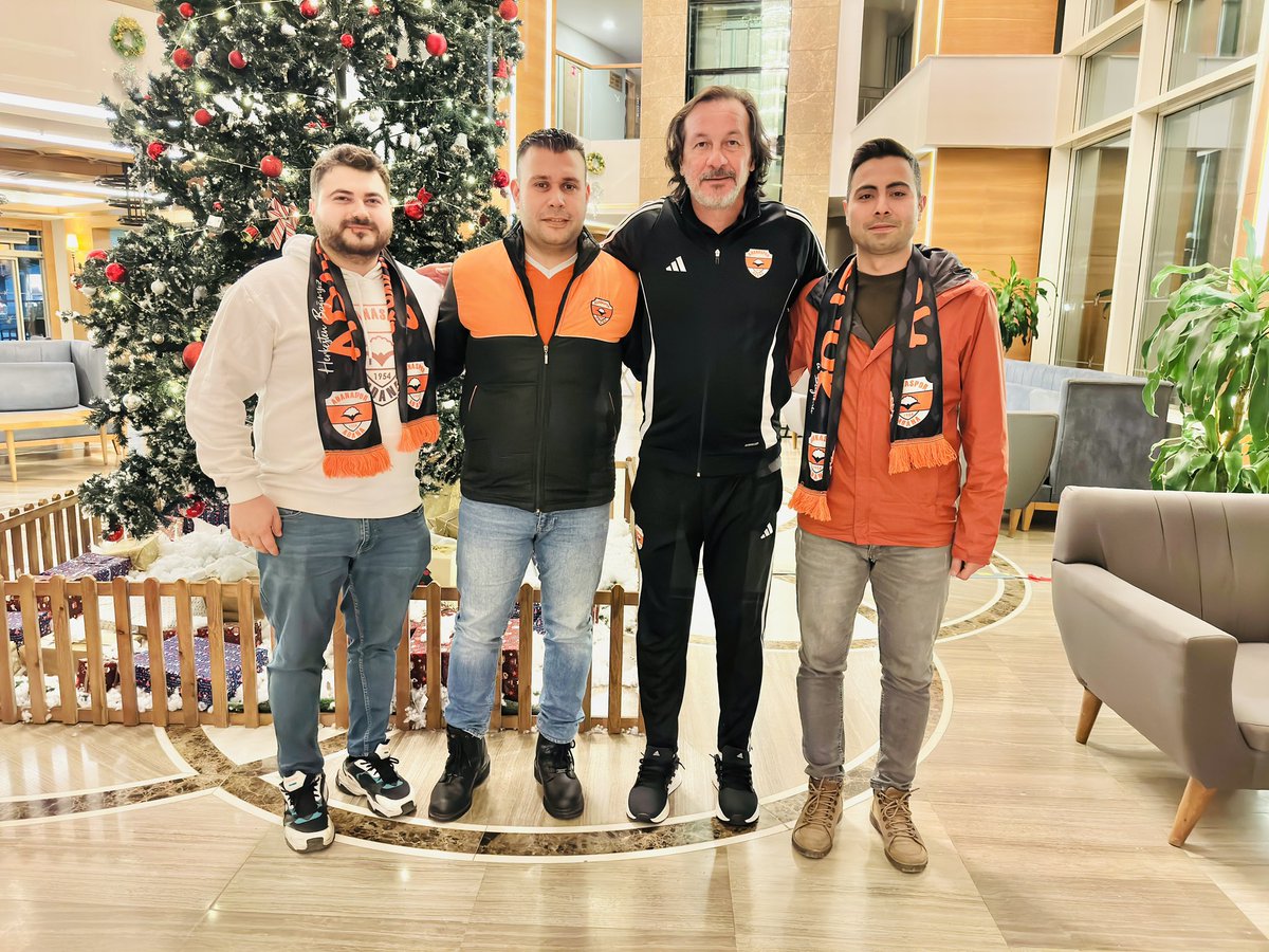 TuruncuBeyazDer's tweet photo. Turuncu Beyazlılar Derneği olarak takımımızı Antalya’da kamp yaptığı otelde ziyaret ettik.

Çiçek takdim ederek yeni yılın sağlık, huzur ve başarı getirmesini diledik. https://t.co/kkW4m3qHDR