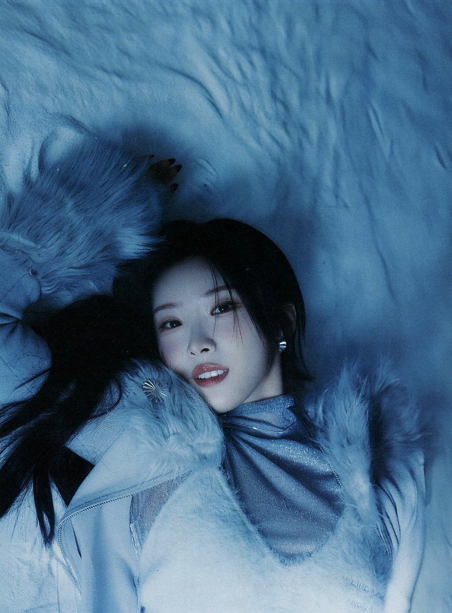 cloouriibit's tweet photo. these are The Haseul Pics Of All Time. https://t.co/a3XMgHgzRb
