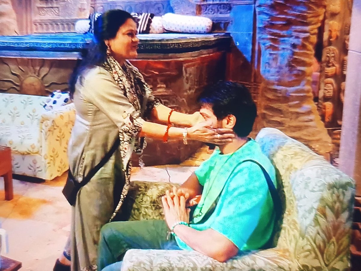 ferozmahmudzaki's tweet photo. Eisha's mother to #KaranveerMehra𓃵
"Bahaut ache aadmi ho, bahaut acha khel rahe ho beta"
Karanveer in reply "Bahaut sundar ho aap, apki beti ko sundarta apse mili"
@KaranVeerMehra #BBKingKaran #BB18 #BiggBoss18 #BiggBoss18onJioCinema #BiggBoss #BiggBoss18Update #SupportKVM https://t.co/MmM9bTaQCg