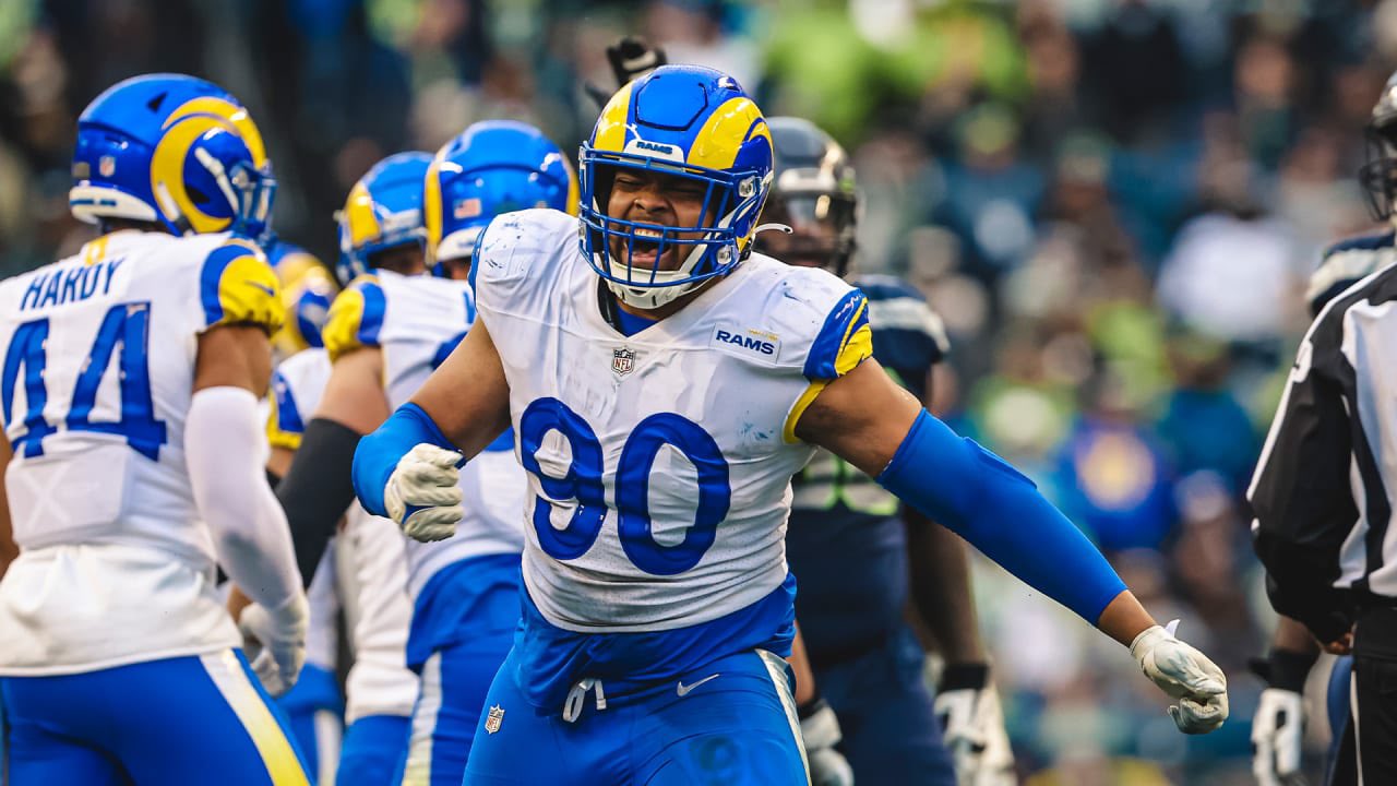 BREAKING: Cowboys Sign Veteran DE to Ezekiel Elliott Roster Spot -bich123