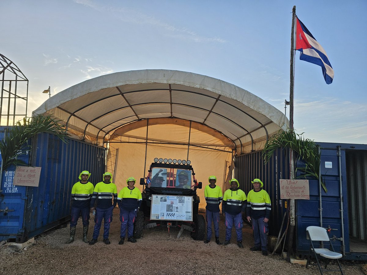 En el primer día de enero, la Empresa Minera La Victoria patentiza su respaldo a la #RevolucionCubana, colosal obra que arriba victoriosa a su 66 aniversario.
#SeguimosEnCombate
#DePieYCombatiendo 
#UnidosPorCuba 
#LatirAvileño