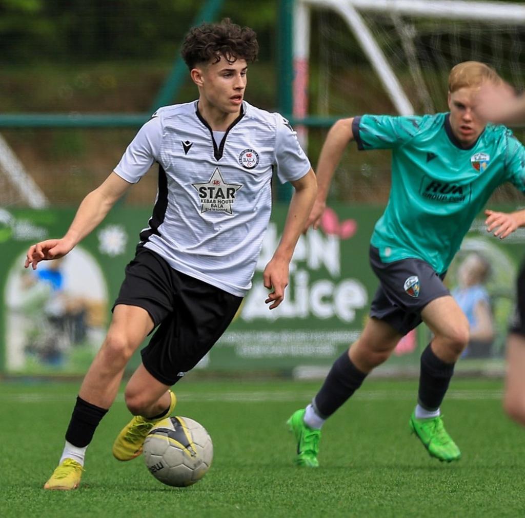 Robbeck001Beck's tweet photo. Halfway through the season &amp; the stats so far -
Position: Left/Right Wing
👥 - Team: U19s Bala
👟 - Appearances: 13
‍ 🫱🏽- Assists: 4
⚽ - Goals: 7
 
👥 - Team: Steven Gerrard U18
👟 - Appearances: 9
‍ 🫱🏽- Assists: 12
⚽ - Goals: 11
🔥 - @Luca15Beck

#YouthFootball #FootballStats https://t.co/4aZCx5RBSB