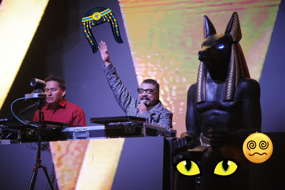 Alguien por aquí me puede argumentar la simbologia de la presencía de Anubis y los triángulos (simulando piramides) como fondo que tienen que ver con Oaxaca o el fin de año...!!!??
#PolymarchsEnElAngel #POLYMARCH