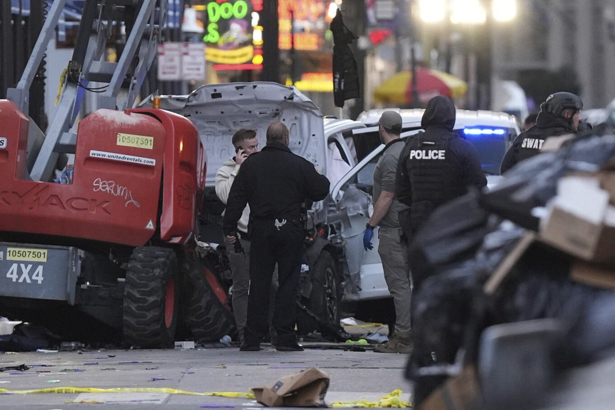 Alanna Durkin Richer (@aedurkinricher) on Twitter photo Investigators recovered a handgun and an AR-style rifle, a law enforcement official told <a href="/AP/">The Associated Press</a>. The FBI said a potential improvised explosive device was located in the vehicle and other potential explosive devices were also located in the French Quarter. apnews.com/article/new-or… Investigators recovered a handgun and an AR-style rifle, a law enforcement official told <a href="/AP/">The Associated Press</a>. The FBI said a potential improvised explosive device was located in the vehicle and other potential explosive devices were also located in the French Quarter. apnews.com/article/new-or…