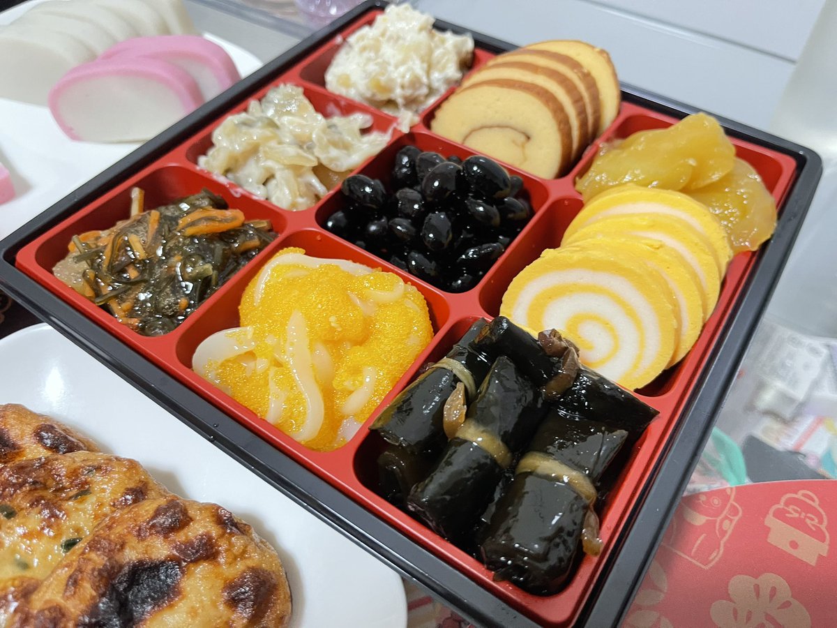 新年明けましておめでとうございます✨

年明けは祖母の故郷で初日の出を見ました☺️
家でもゆるゆると過ごしまったり正月です。

今年の目標は資格の取得と、
美味しい素敵なラーメンに出会うことです👏

今年もどうぞよろしくお願いいたします🙏
