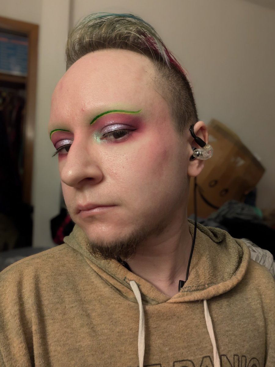 JaggsRamone's tweet photo. first makeup look of 2025 🎉

this year is gonna be a lot but I'm ready to really hone my art and hopefully do some social good along the way https://t.co/xHxio0q5yN