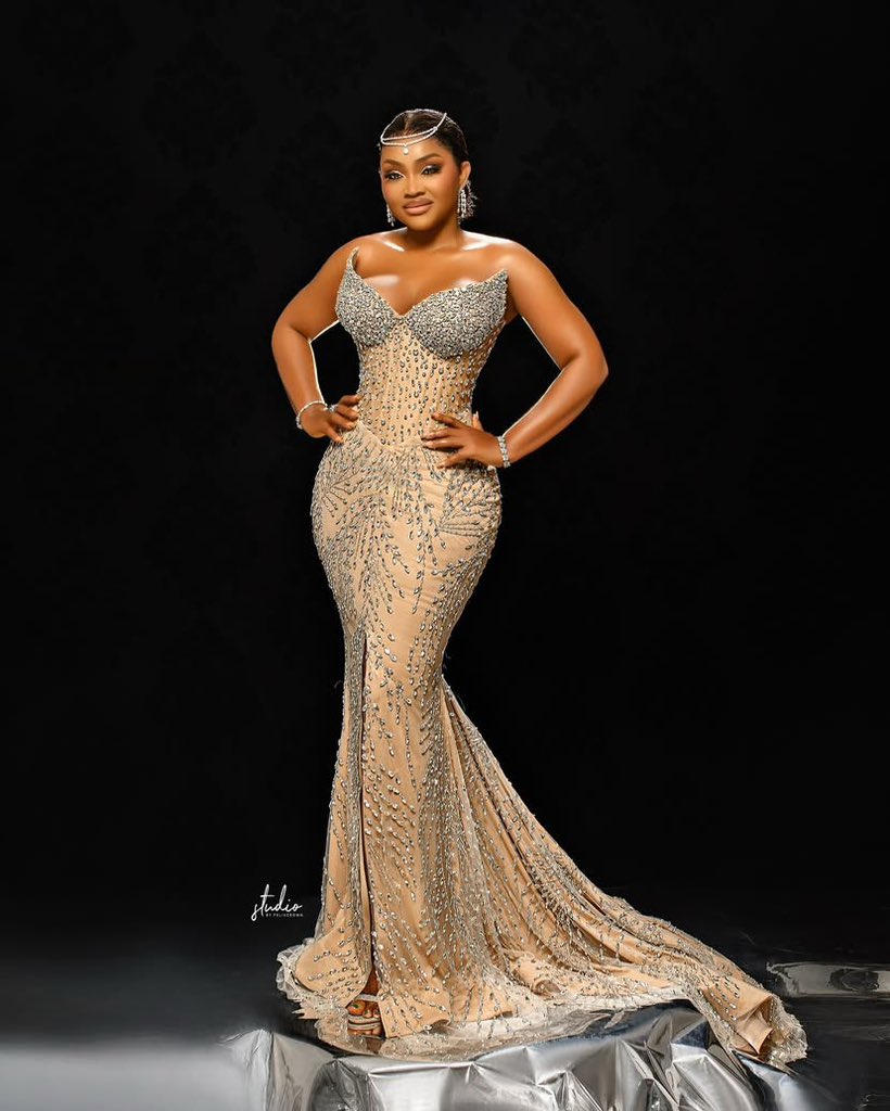 LuxviewMagazine's tweet photo. She turns 47 today, and #MercyAigbe remains an undeniably fabulous beauty icon. Each and every element of her image is distinctive and paved the way for enduring trends in both beauty and fashion. She’s the true MVP and we are sending warm birthday wishes to her 🎂 https://t.co/3uIoUrC9z9