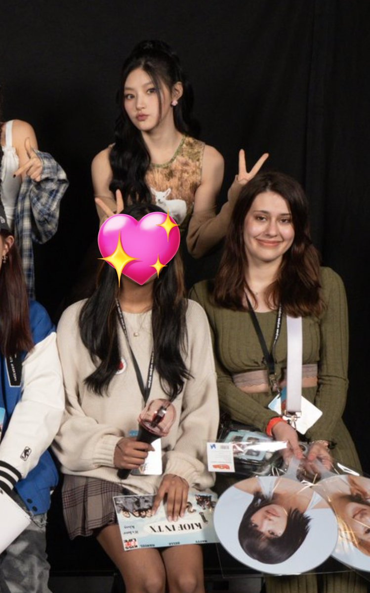 my eyes look weird but aaaaa she gave me bunny ears i love u haneul
