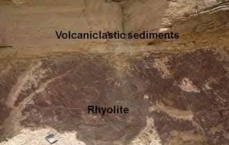 🔥⚒️ صخر الريوليت ⚒️🔥
Rhyolite rock 

هو صخر بركاني حمضي دقيق التبلور، يعادل الجرانيت (Granite) في تركيبه المعدني.
 يتكون بشكل رئيسي من الفلسبار القلوي (Alkali Feldspar) والسيليكا (Silica)، مع كميات قليلة من المعادن الداكنة مثل البيوتيت

#Yasser_Khalil 

instagram.com/share/p/BBEkh9…