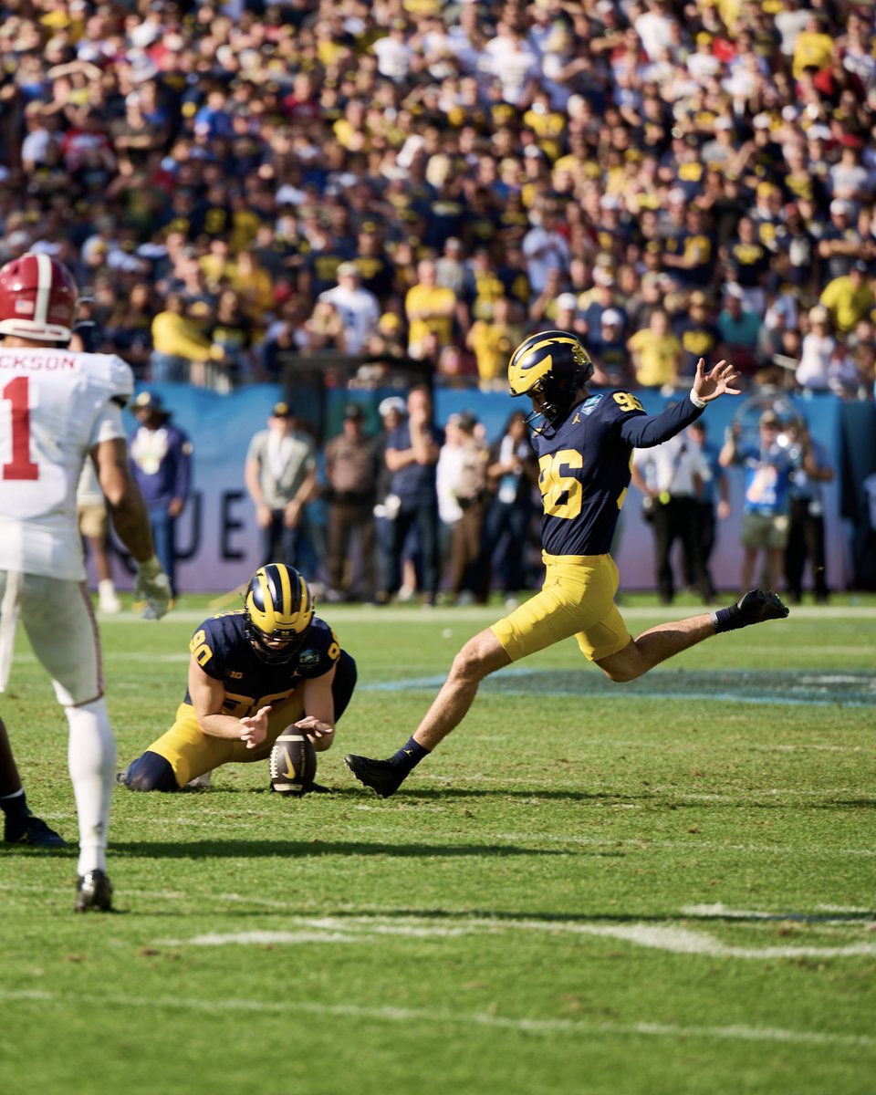 UMichFootball's tweet photo. Another @dominic_zvada masterclass 

4-4 FGM, XP, 13 points

#GoBlue https://t.co/E2zj0z97zs