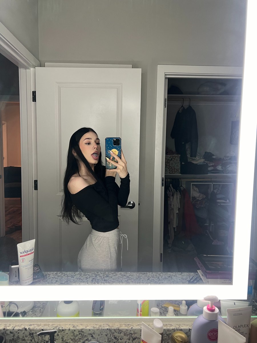katttrinax's tweet photo. Would you f*ck me in front of my mirror? https://t.co/TGQNOUVXiT
