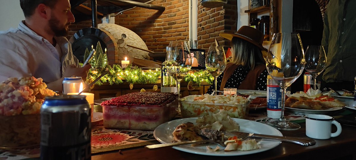 Удивительно как отличается восприятие. Вчера кто-то зачем-то включил незадолго до полуночи <a href="/mirnie_ogonki/">Мирные огоньки</a> и чот так залетело хорошо, я вообще не ожидал. В следующем году включу уже неслучайно. Отдельно спасибо за отсутствие проблем с часовыми поясами. Молодцы, спасибо