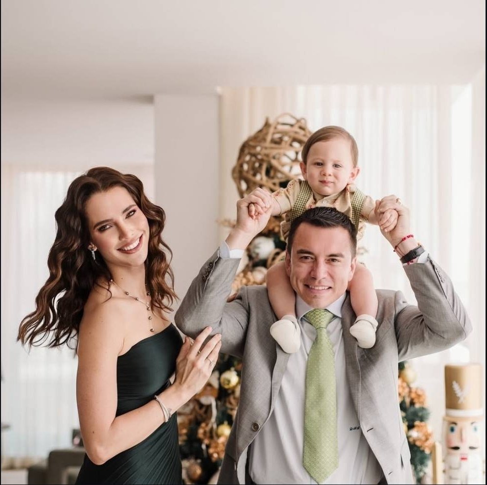 DanielGranjaEc's tweet photo. Lavinia Valbonesi subió fotos de su "vida perfecta" el mismo día que informaron a las tres familias de #LosCuatroDeGuayaquil que sus hijos fueron torturados, calcinados y arrojados al manglar.

En la noche, esperábamos un pronunciamiento por parte de @DanielNoboaOk, pero, en lugar de eso, se fue de farra con la familia del director del CIES, Michele Sensi Contugi.

Así se burlan del dolor del prójimo. ¡Miserables!