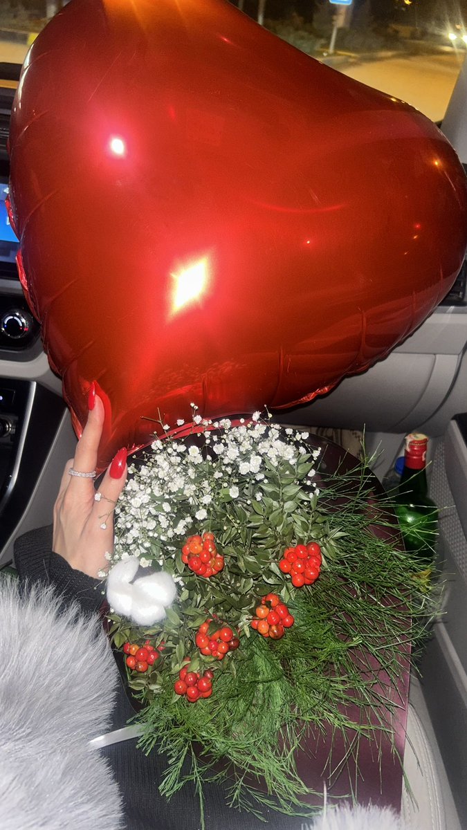 BasakKalayozu's tweet photo. Kokina ve kalpli balonumda alındı kızlar ♥️🎈🥹🪬🫶🏻 https://t.co/vs98w8QeMf