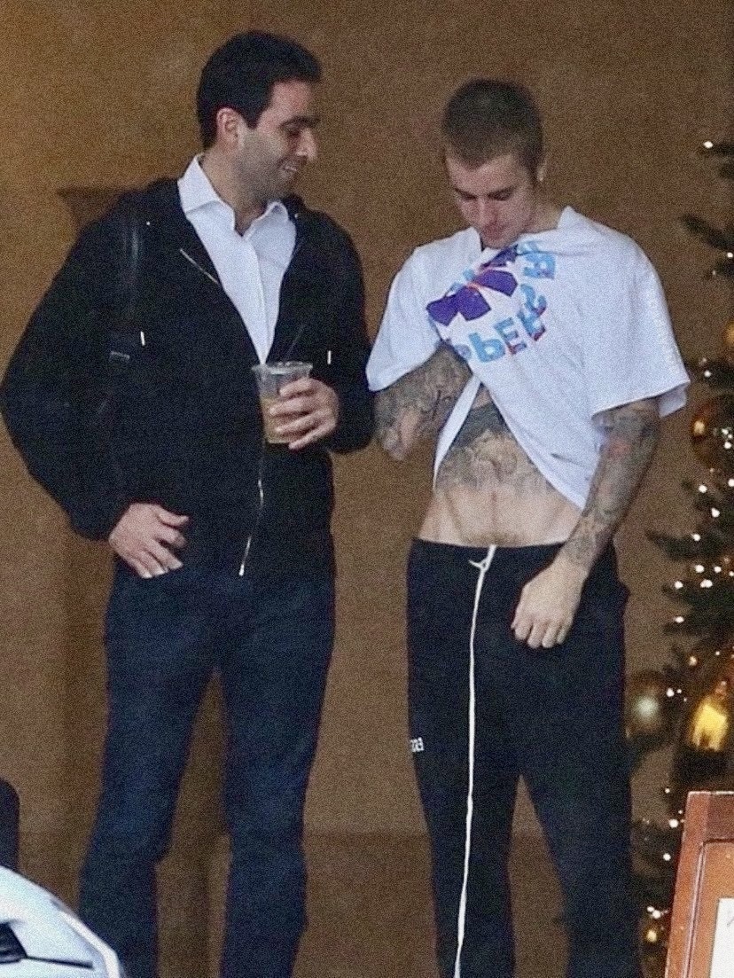 sanandrios's tweet image. justin bieber spotted (january 1, 2025)