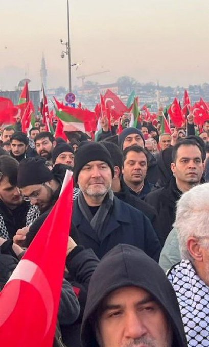 hilalnesin's tweet photo. 15 Temmuz demokrasi mitinglerine giden kesimle İsrail'le ticaret yapan siyasal İslamcıların düzenlediği Gazze mitingine giden kesim aynı kesim.
Ne tesadüftür ki Gazze mitinginde de demokrasi mitinginde de ekran önünde konuşan siyasal İslamcı isimler aynı isimler. Bir tık yaşlanmışlar ama yüzsüzlükleri, pişkinlikleri, yalan dolanları aynı.
Yine beynini yıkadıklarını meydanlara çıkardıklarına göre bir şeyler tezgahlıyorlar. Ne oldu, belli ki yine sıkıştınız, halkı kandıracak yeni mağduriyetlere ihtiyacınız var. Darbeyi yutturdunuz, bakalım sıradaki yalanınızı da yutturabilecek misiniz?