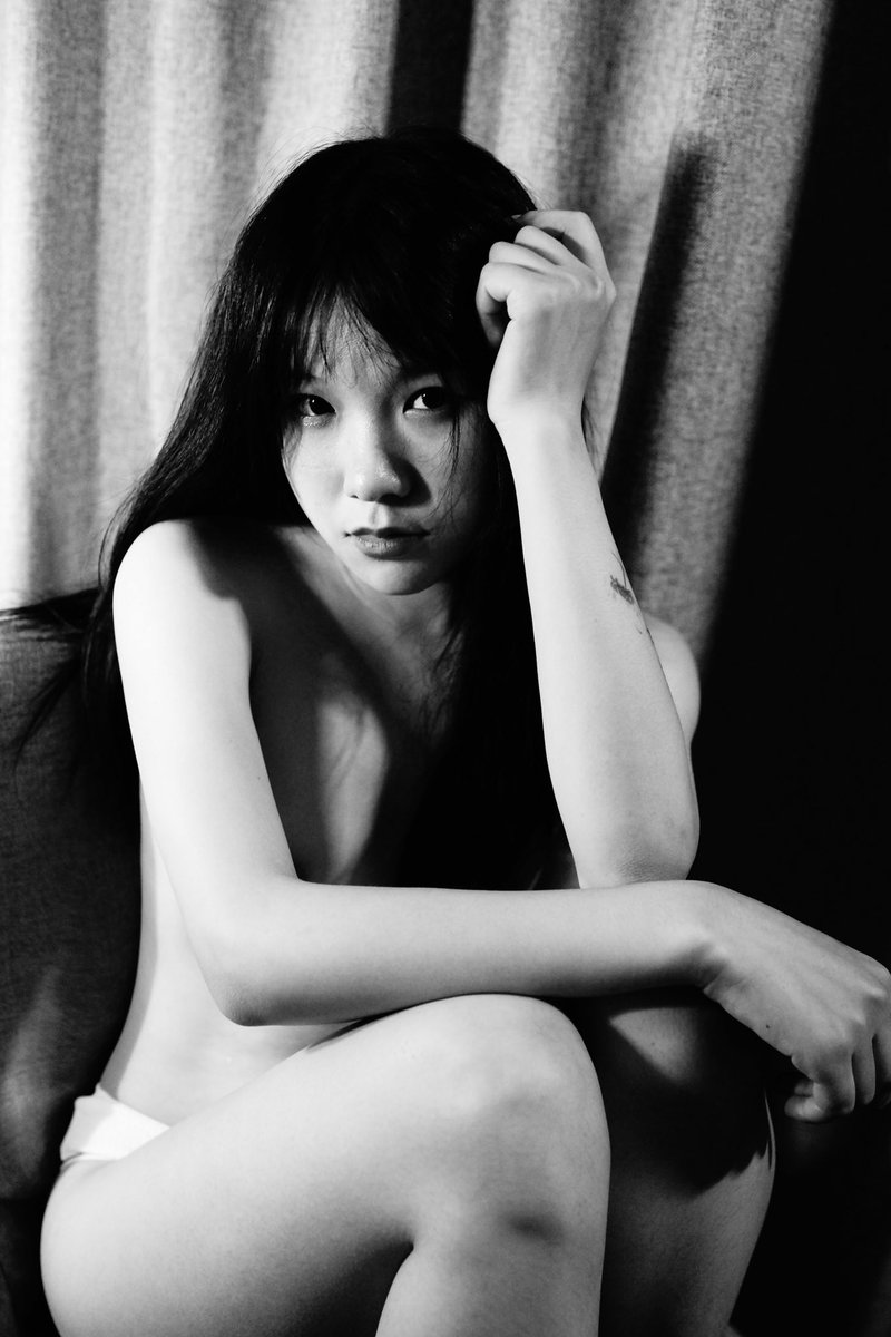 -

3年前第一次拍的黑白

📸 @Yan_chezi 

📨 @wqganenshi_  @UeeTuip 
      @Fengsiyuan     @UeeDok 
      @tbzt2024         @UeeWhy
 
#portrait #portraitphotography
#model #情緒 #私房寫真 https://t.co/FBThhx1iEp