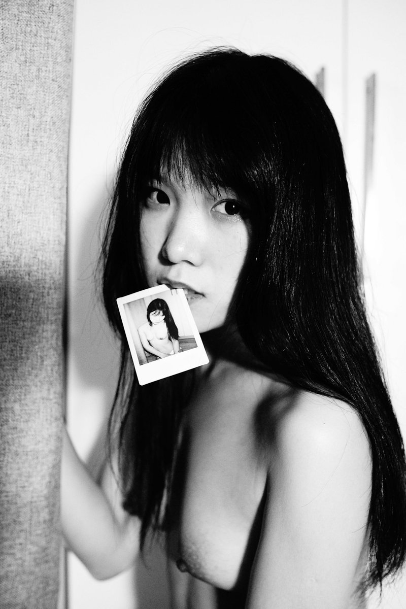 -

3年前第一次拍的黑白

📸 @Yan_chezi 

📨 @wqganenshi_  @UeeTuip 
      @Fengsiyuan     @UeeDok 
      @tbzt2024         @UeeWhy
 
#portrait #portraitphotography
#model #情緒 #私房寫真 https://t.co/FBThhx1iEp