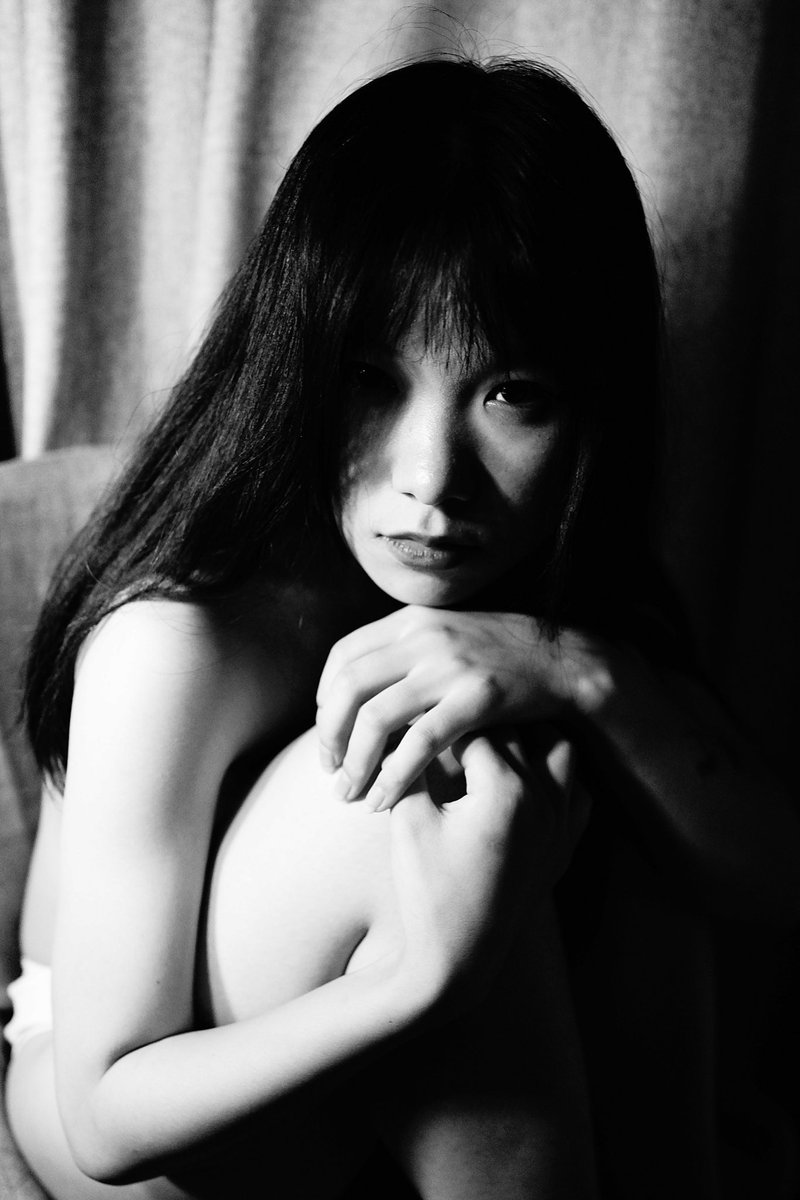 -

3年前第一次拍的黑白

📸 @Yan_chezi 

📨 @wqganenshi_  @UeeTuip 
      @Fengsiyuan     @UeeDok 
      @tbzt2024         @UeeWhy
 
#portrait #portraitphotography
#model #情緒 #私房寫真 https://t.co/FBThhx1iEp