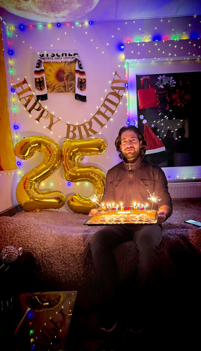 Saberalkhateeb's tweet photo. Heute starte ich mit 25 Jahren in eine neue Phase meines Lebens, voller #Herausforderungen, die mich #stärker gemacht haben. #Stolz, jede Hürde mit Gottes Hilfe überwunden zu haben und #bereit für das, was kommt.
#frohesneuesjahr! Möge es voller #Liebe und #Frieden für euch sein. https://t.co/mHMWxnpy78