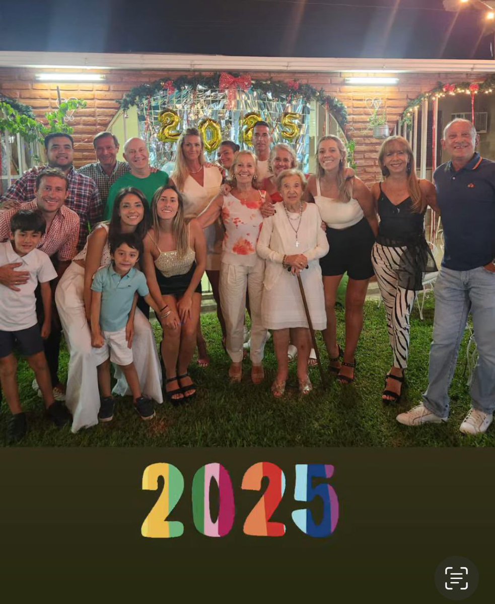 Joseaqueirel's tweet photo. Año nuevo en familia!! https://t.co/luKnxA1JXR