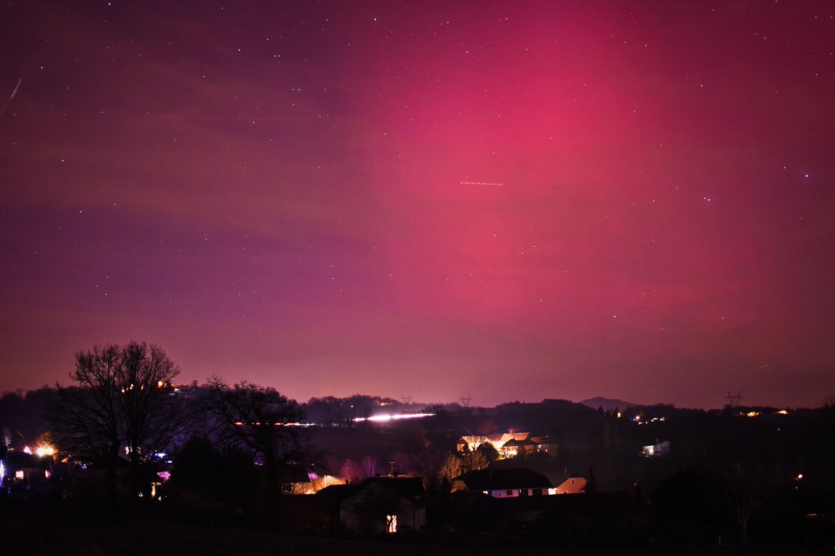 JeromeRayneau's tweet photo. Quelle meilleure manière de débuter 2025?!
Il y a eu un peu d'activité ce soir du 1 janvier ici en haute Savoie, à la faveur d'un ciel clair et de plusieurs irruptions solaires combinées que l'on surveillaient depuis hier soir.
C'est ma puce de 6 ans qui a réalisé ce cliché 😎 https://t.co/jHEGMz7OvX