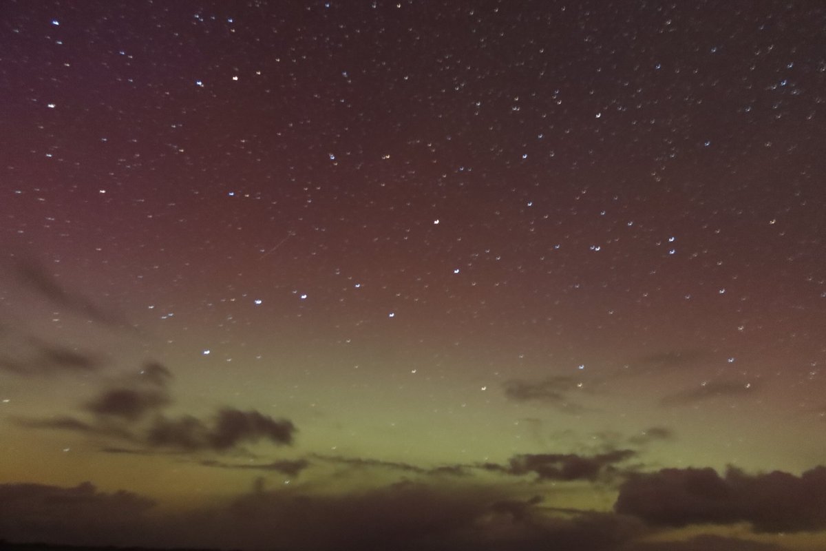 MadMike123's tweet photo. Looking North and South #aurora #northernlights #redalert #northuist #hebrides ⁦@metoffice⁩ https://t.co/EWMiJXsx3D