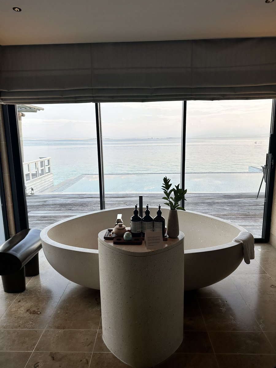 evelynvwoodsen's tweet image. Hi, I created a free travel newsletter where I will post weekly about my favorite hotels, amazing destinations, amazing food and awesome itineraries! Subscribe here: open.substack.com/pub/jetlaggede…