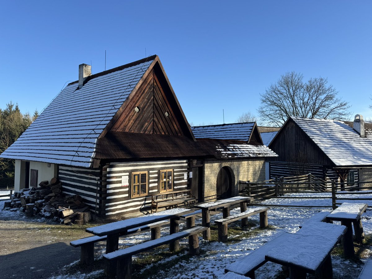 tony_ver2's tweet photo. Výlet na Veselý kopec 31.12.2024
#turistika #CzechRepublic #vylety #czechia #les #forest #Winter #wintervibes #hikingadventures #vesely #kopec #skanzen #pardubicky #kraj 2/3 https://t.co/vmS694oqLA