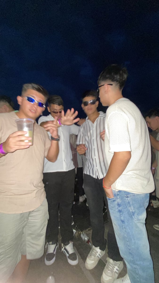 A por todo con mis hermanos un año más. 🤩🥂

2024.                                           2025.