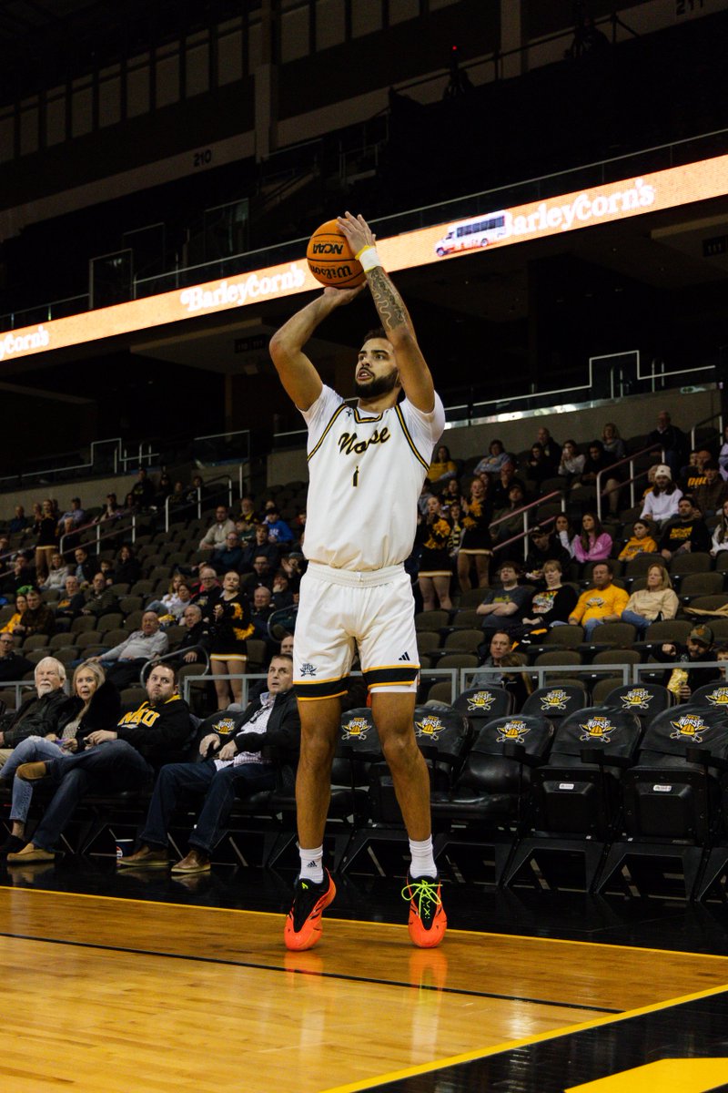 A <a href="/ttrentt24/">Trey Robinson</a> masterclass to ring in the new year 🎇

26 PTS
8 REB
5-10 3FG (career-high)
3 AST
&amp; the W