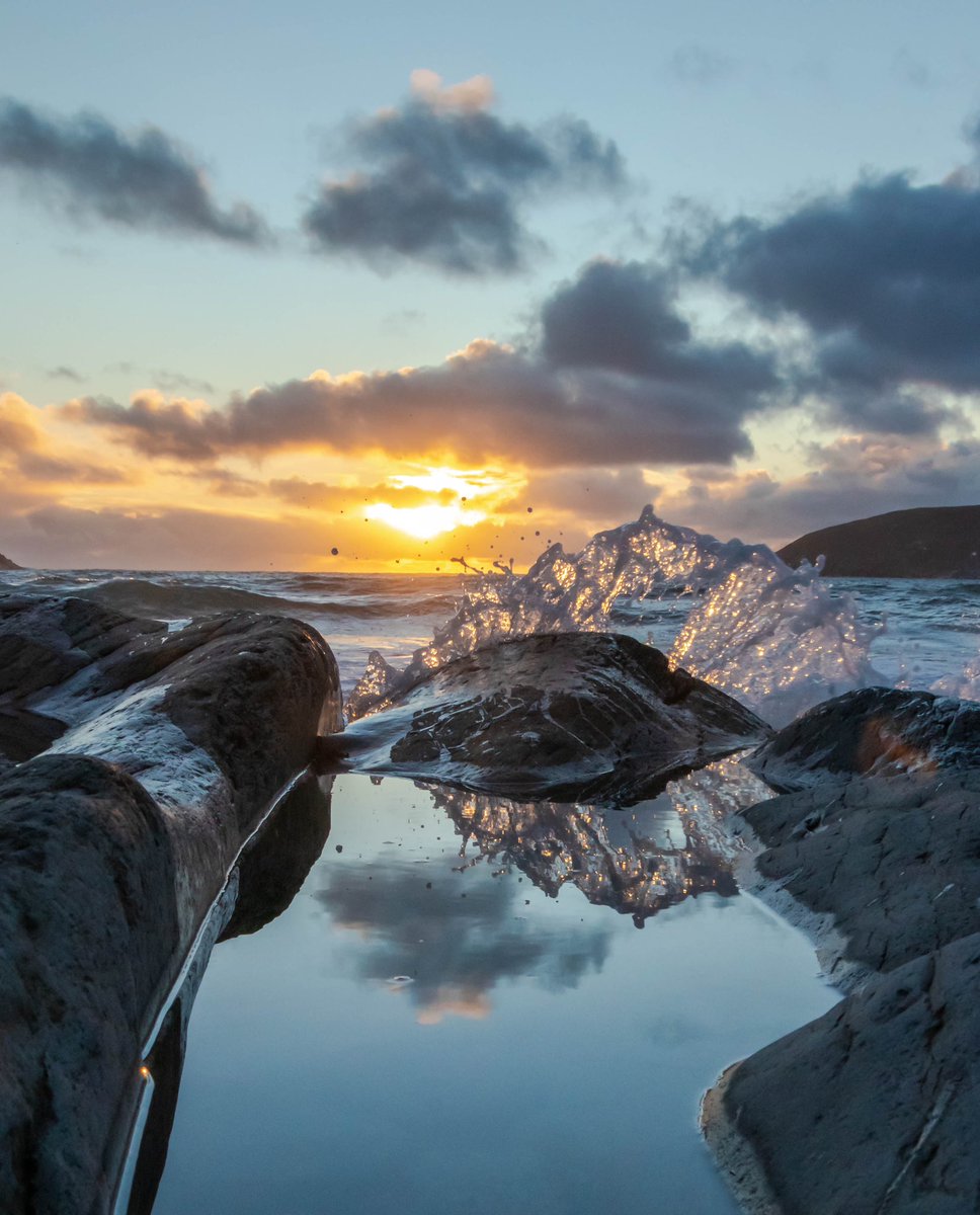 Eamon_Timmins's tweet image. The first sunset of 2025, Stoney Beach, #MizenHead #WestCork