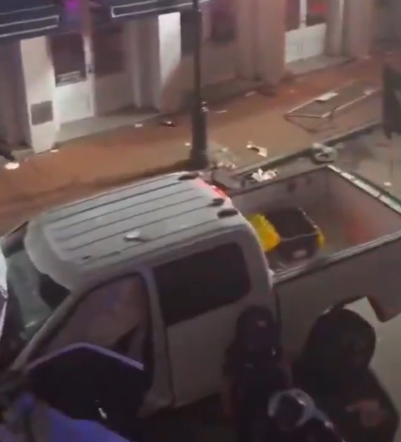 UNIVERSITAM's tweet photo. Terrorismo en Nueva Orleans. Atropellamiento múltiple. Mueren 10 Y dejan heridos a 35

https://t.co/xytCZ0fGtB

#Urgente #Noticias #Noticiero #Internacional #Internacionales #Terrorismo #UltimasNoticias #UltimaHora #Destacados2024 https://t.co/Zwm4Nn8MjV