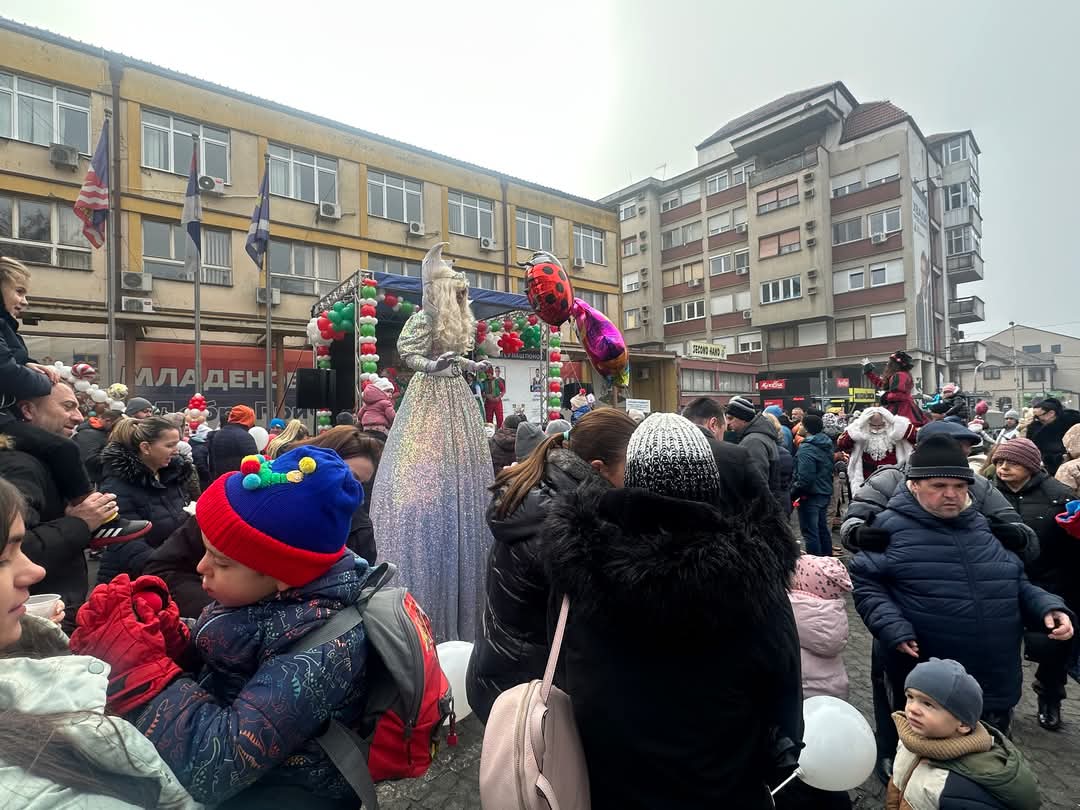 OMladenovac's tweet photo. 🎈Заједно са најмлађим Младеновчанима, данас смо прославили Нову годину на традиционаној манифестацији Улица отвореног срца, догађају који нас је првог дана 2025. године окупио, у веселој атмосфери, уз позоришну  представу, аниматоре, балоне...
 #ulicaotvorenogsrca #mladenovac ❤ https://t.co/nkvjmTyv5A
