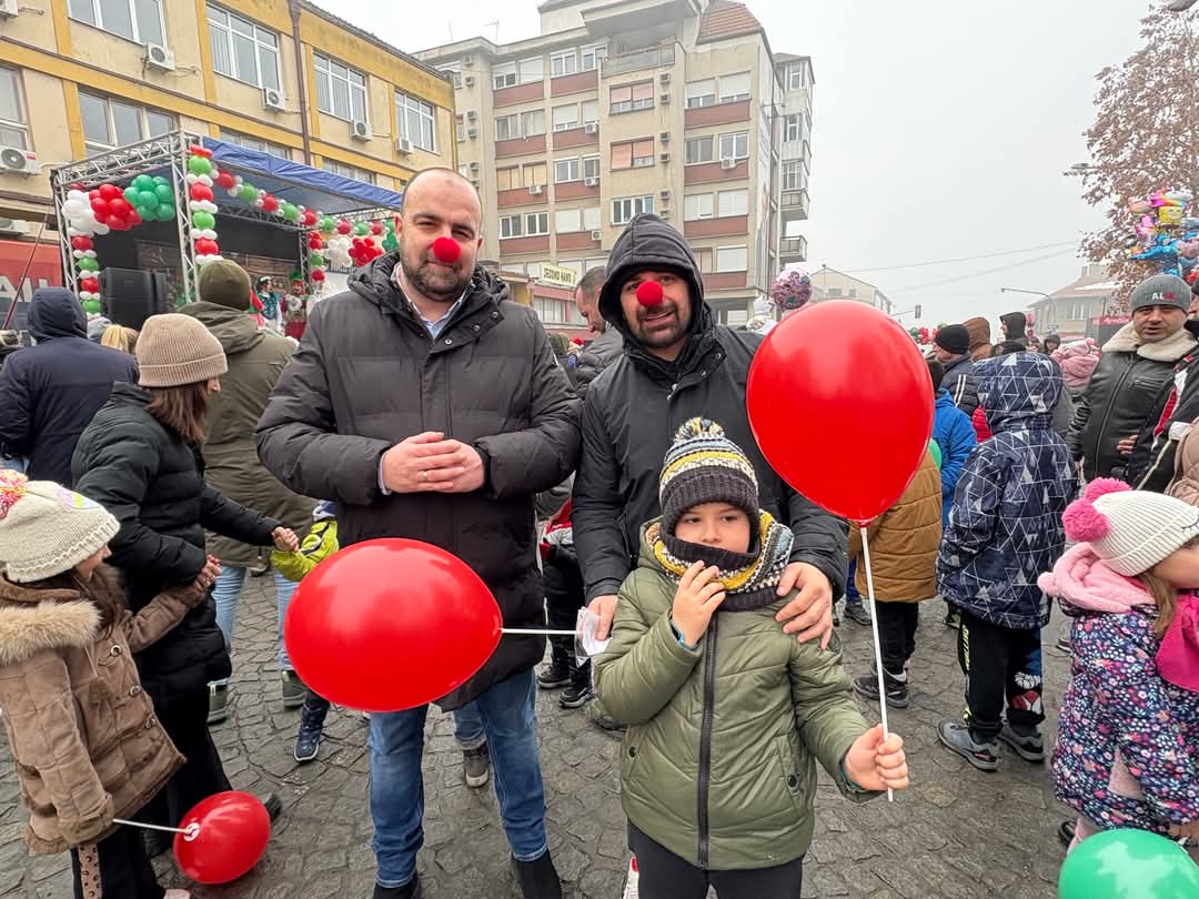 OMladenovac's tweet photo. 🎈Заједно са најмлађим Младеновчанима, данас смо прославили Нову годину на традиционаној манифестацији Улица отвореног срца, догађају који нас је првог дана 2025. године окупио, у веселој атмосфери, уз позоришну  представу, аниматоре, балоне...
 #ulicaotvorenogsrca #mladenovac ❤ https://t.co/nkvjmTyv5A