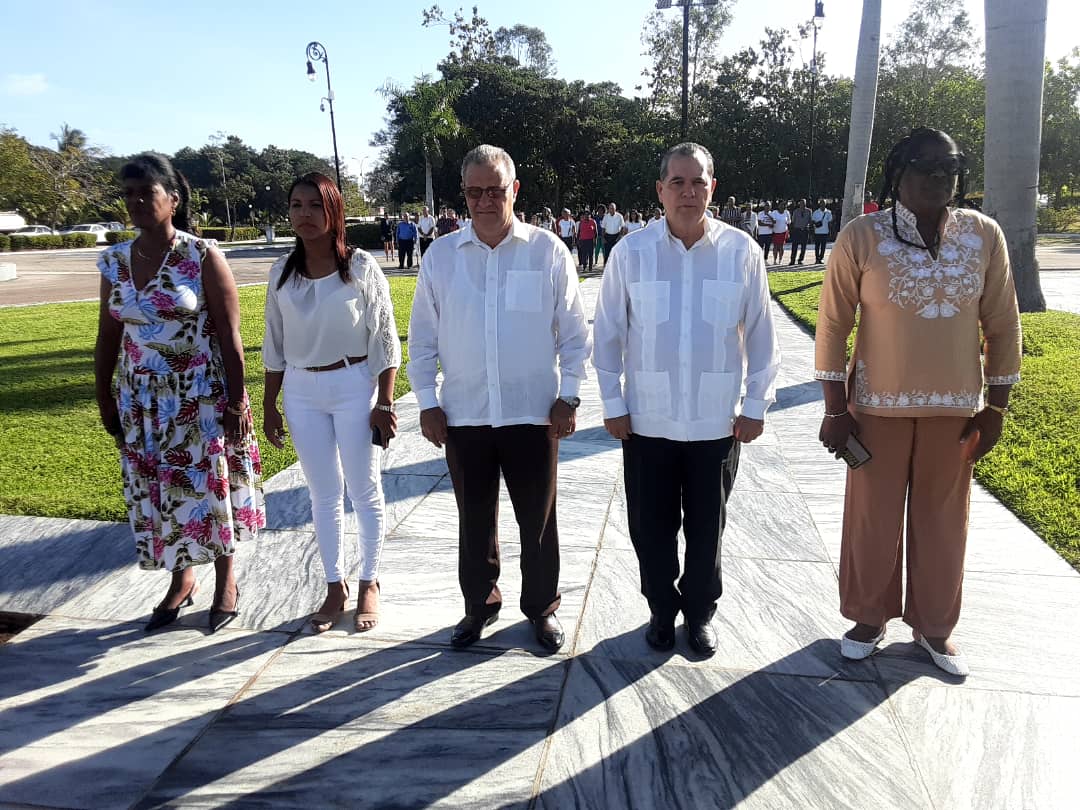 ManuelFalconH's tweet photo. Rendimos homenaje en el campo santo santiaguero a los padres fundadores de la nación justo el día que celebramos el 66 aniversario del triunfo de la Revolución Cubana. #66AñosEnRevolución #SantiagoDeCuba https://t.co/2JV0bDynFK