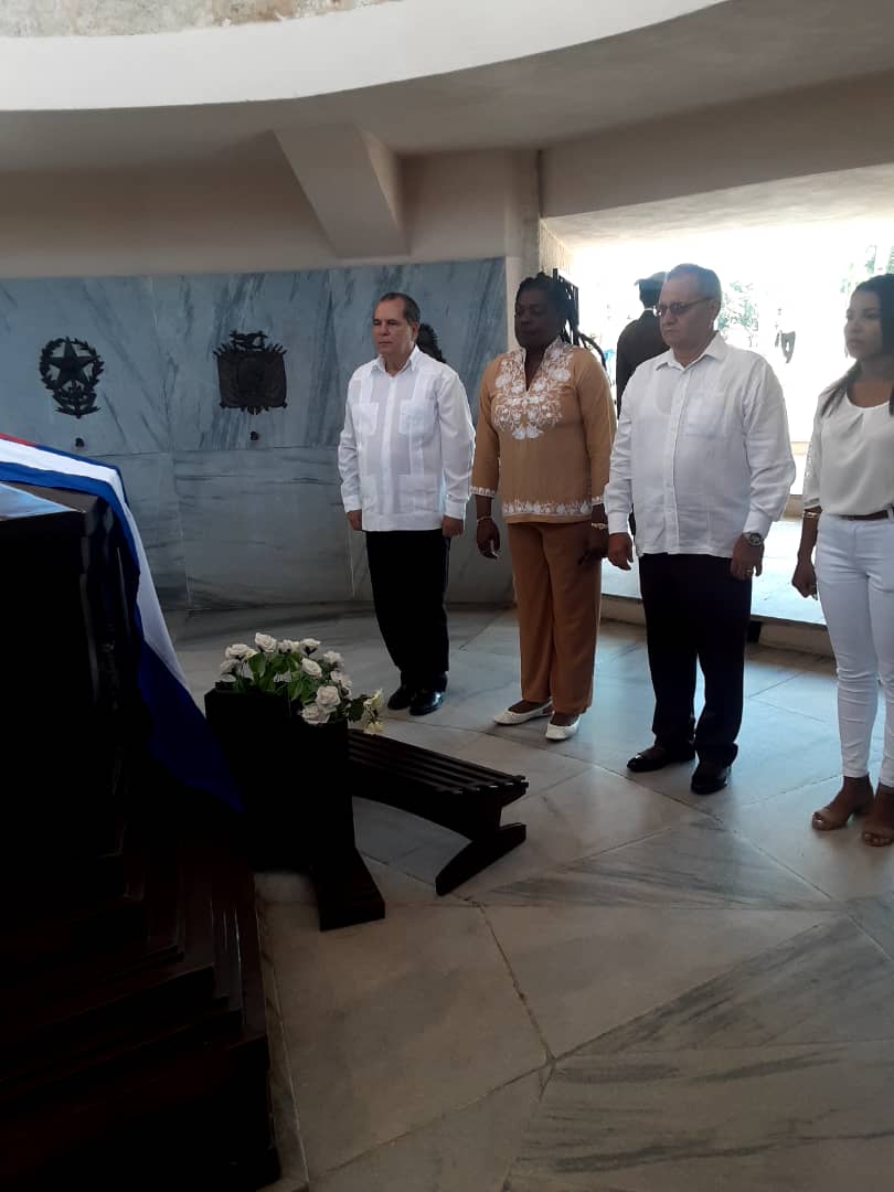 ManuelFalconH's tweet photo. Rendimos homenaje en el campo santo santiaguero a los padres fundadores de la nación justo el día que celebramos el 66 aniversario del triunfo de la Revolución Cubana. #66AñosEnRevolución #SantiagoDeCuba https://t.co/2JV0bDynFK