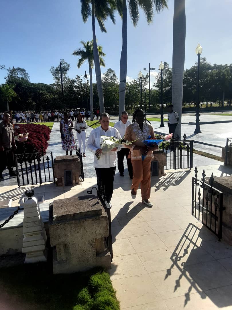 ManuelFalconH's tweet photo. Rendimos homenaje en el campo santo santiaguero a los padres fundadores de la nación justo el día que celebramos el 66 aniversario del triunfo de la Revolución Cubana. #66AñosEnRevolución #SantiagoDeCuba https://t.co/2JV0bDynFK