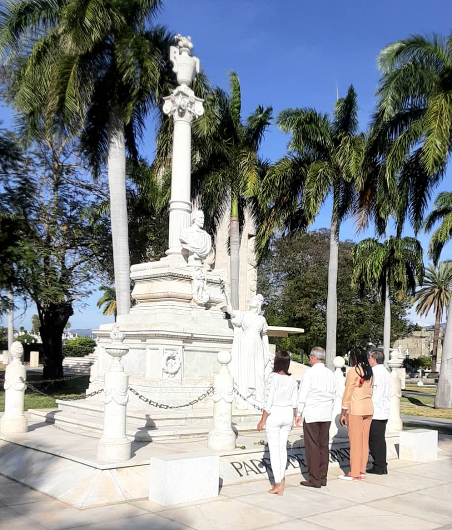 ManuelFalconH's tweet photo. Rendimos homenaje en el campo santo santiaguero a los padres fundadores de la nación justo el día que celebramos el 66 aniversario del triunfo de la Revolución Cubana. #66AñosEnRevolución #SantiagoDeCuba https://t.co/2JV0bDynFK